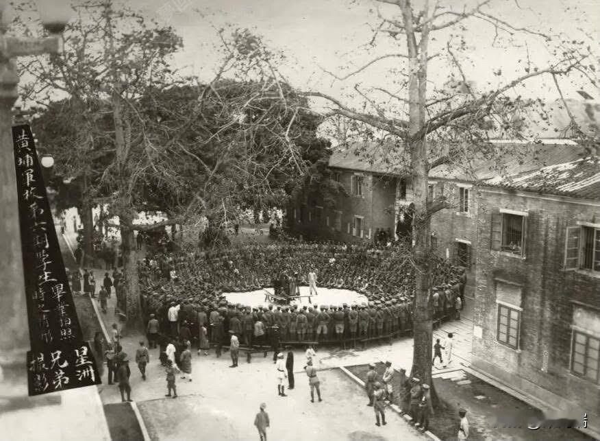 这幅照片是1929年2月黄埔军校第六期毕业典礼的大合影。这张历史照片由“星洲兄弟