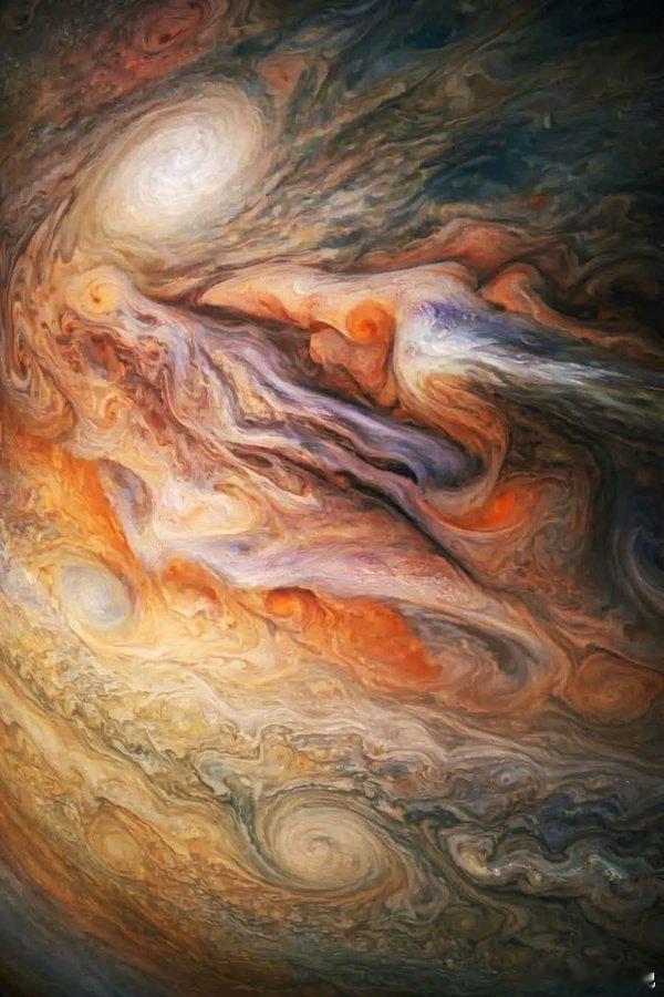 在这张哈勃望远镜图像中，你看到了多少个正在碰撞的星系？答案似乎非常明显：有两个—