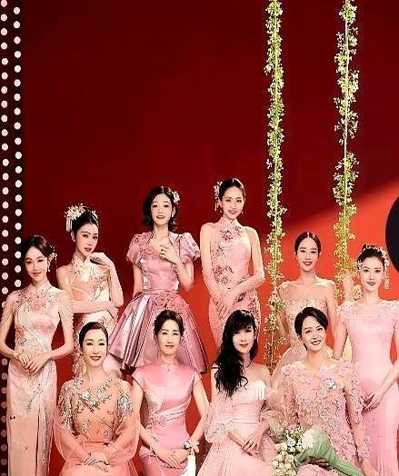 春晚唯一敢跟导演组唱反调的人，是59岁的周慧敏。十个人站成一排，粉裙、盘发，连