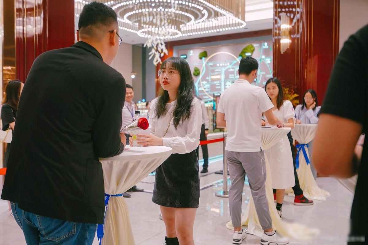 真是人间清醒！一个三十二岁的男人在二零二六年三月去相亲，认识了一个姑娘，他们吃完