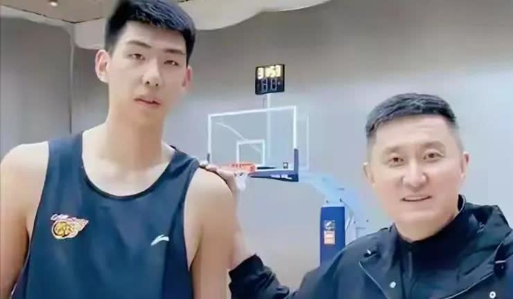 还得是广东自媒体人厉害呀，居然给广东男篮总经理朱芳雨提出建议，​既然徐昕提交转会