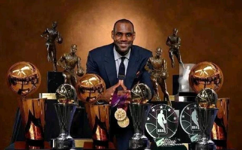 詹姆斯的历史地位再次被NBA名宿质疑！近日，蒂姆-哈达威在他的新书发布会上直言