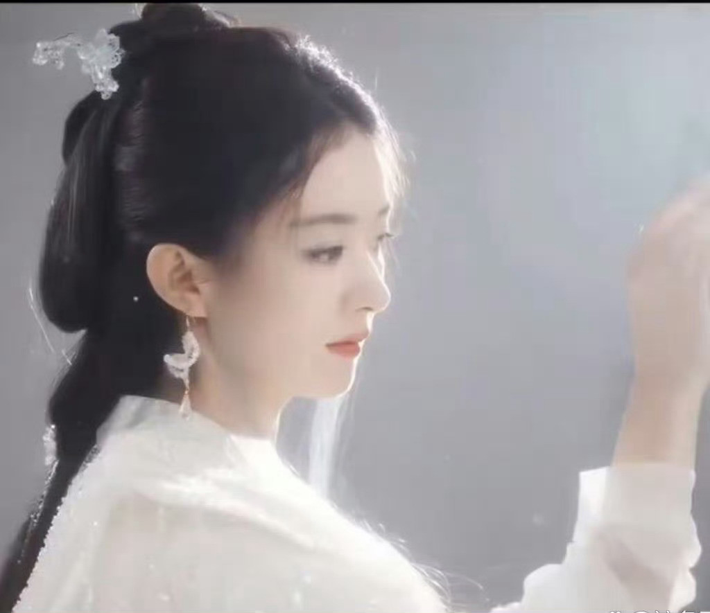 卧槽…终于回归自己的统治区客串大反派了，这妆造真的要美死谁呀！