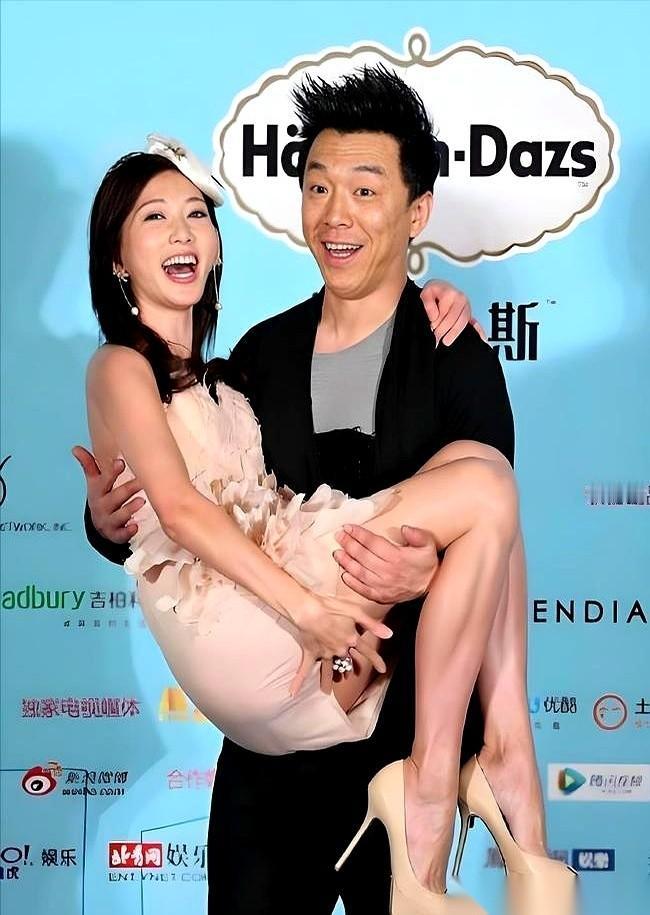 黄渤和林志玲那场经典的“婚礼”问答，至今都是教科书。当时是在节目上，林志玲一袭