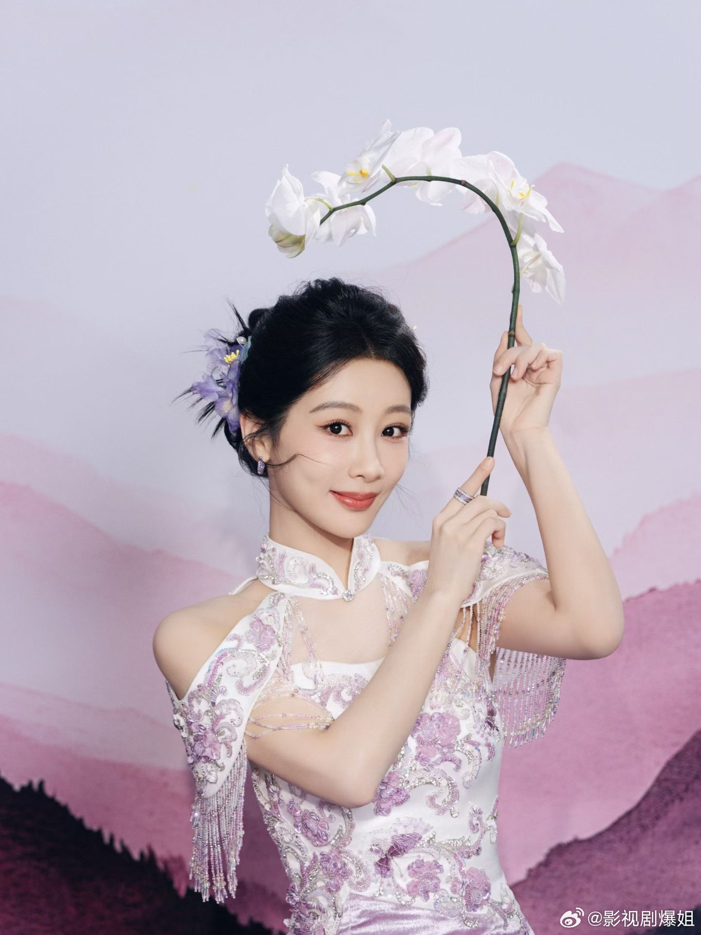 杨紫这组写真美得优雅又高级