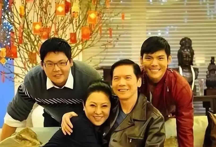 向华强在自家电影公司周年庆上，台下坐满记者。他笑着被问到儿子，突然说：“捧向佐是