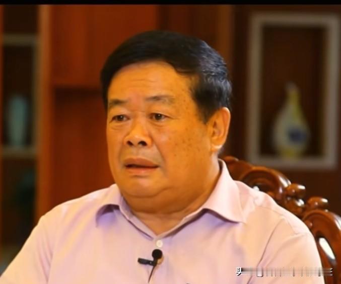 曹德旺曾说：我确实赚了很多钱，我认为应该还给社会。面对父亲大手笔的累计百亿做慈