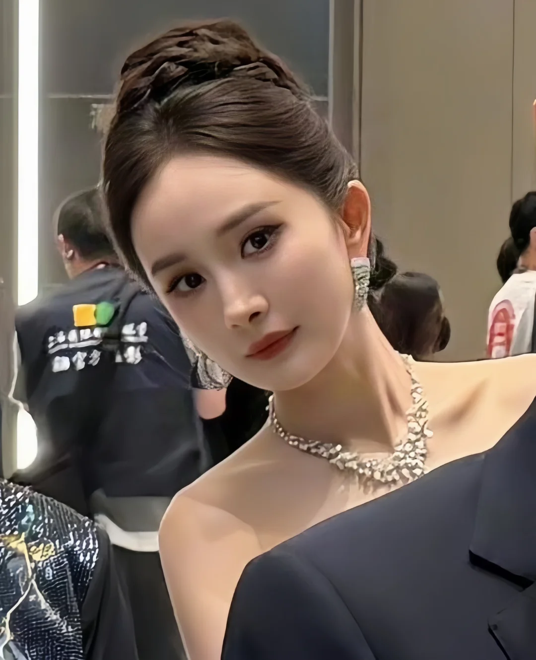 生万物剧组合影～突然冒出一颗狐狸头💃