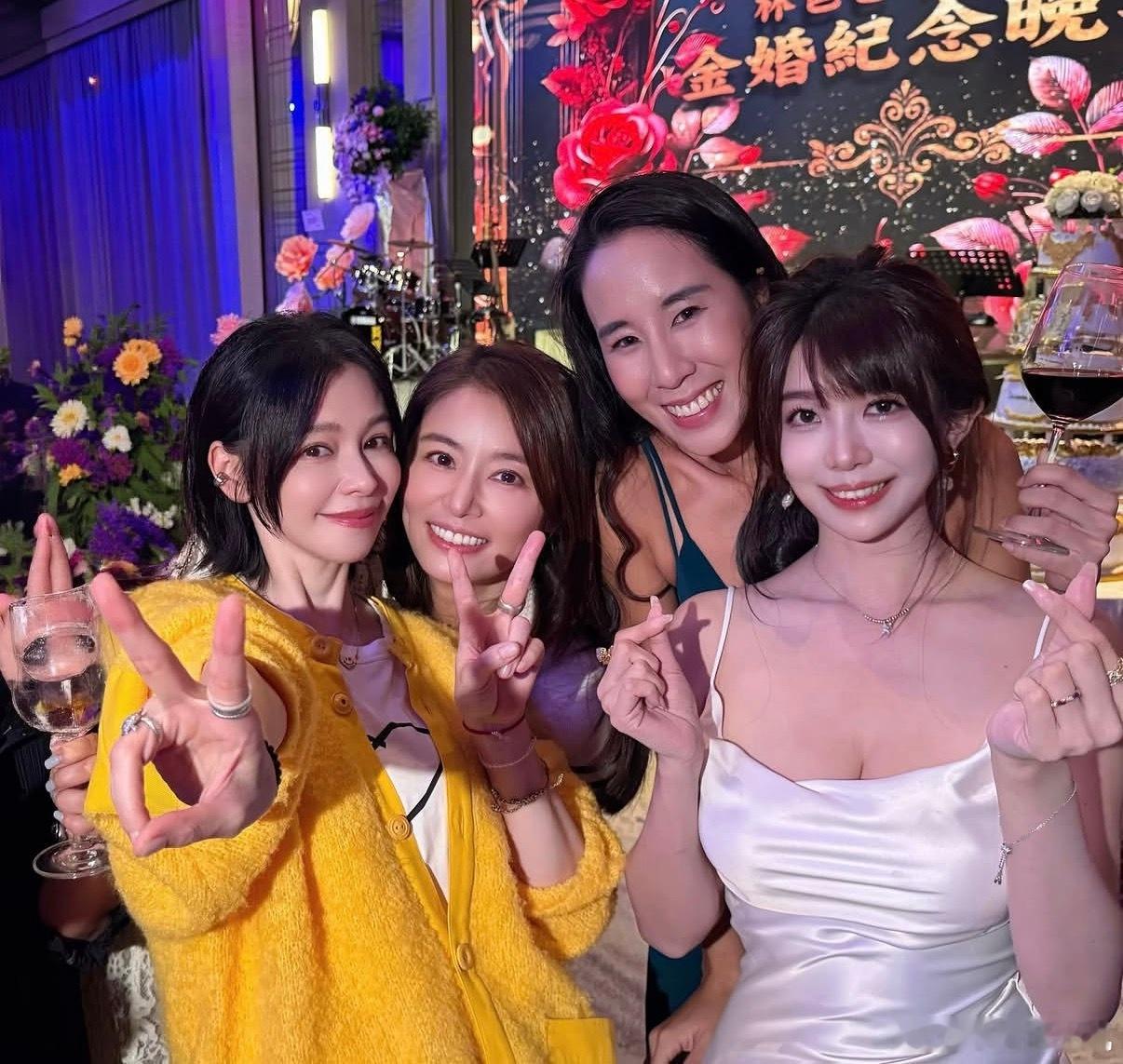 林心如爸爸妈妈办结婚五十周年纪念晚宴~林心如霍建华现身,合照里的徐若瑄状态也好