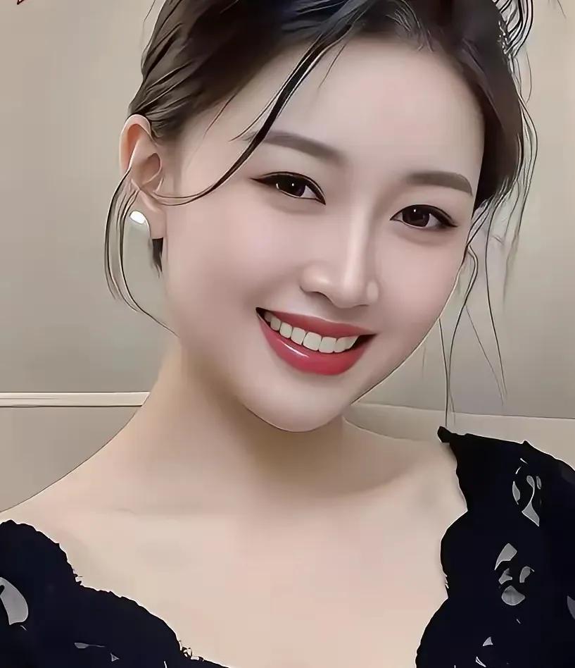 岁月永不败美人文/半岛诗人岁月的风，悠悠地吹，吹过尘世的大街小巷。美人