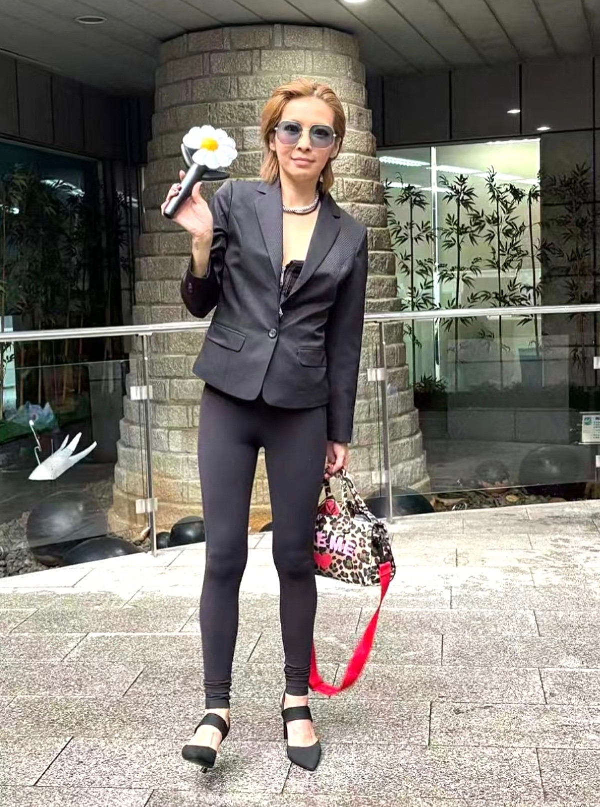 Makiyo最近的妆容和穿搭，有点搞笑，她的审美好像停留在了二十年前。​​​