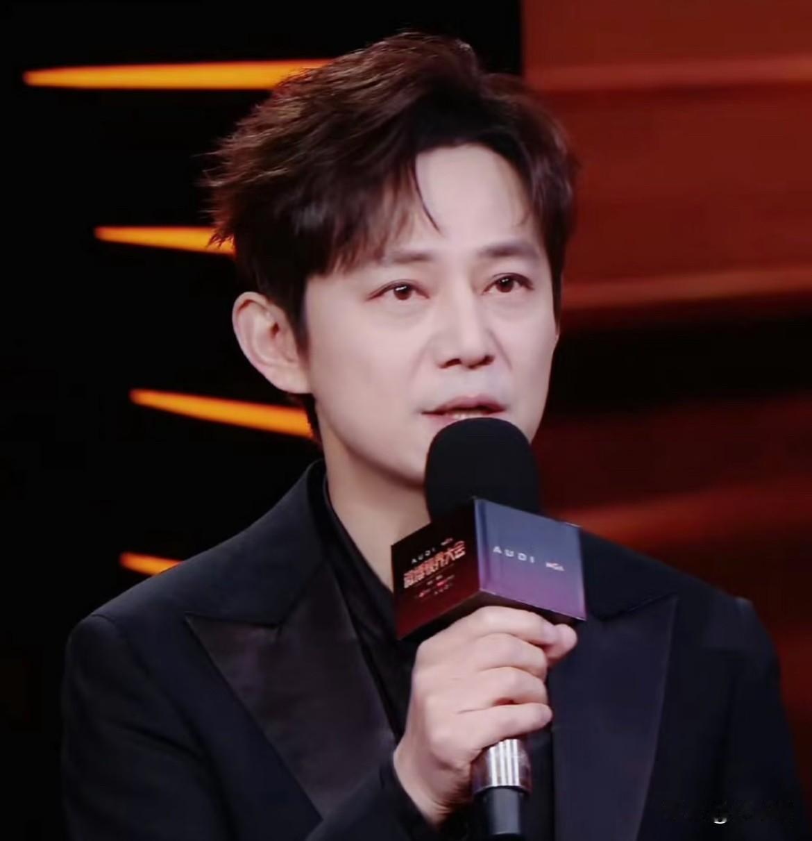 一觉醒来，何炅的救场能力居然破功了！《声鸣远扬》总决赛那场票数争议简直比剧本