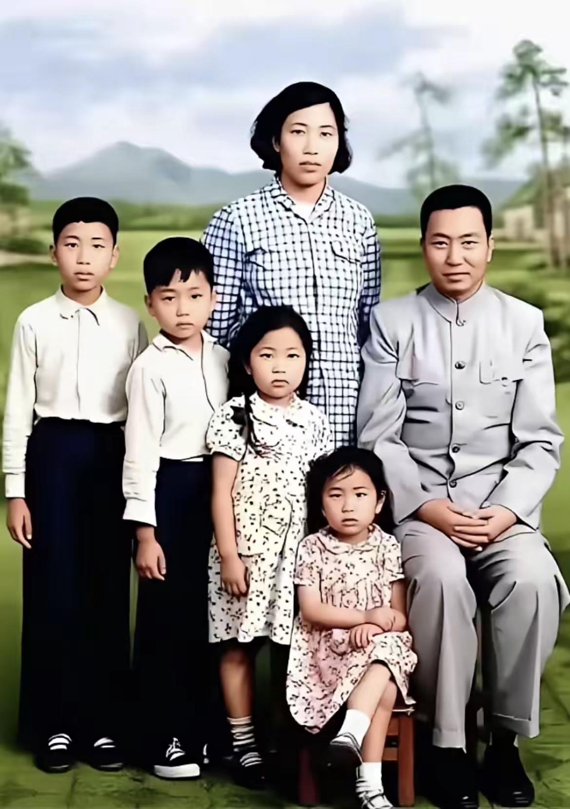 1961年山西太原照相馆里拍下的全家福，华国锋与夫人韩芝俊，带着四个儿女一同留影