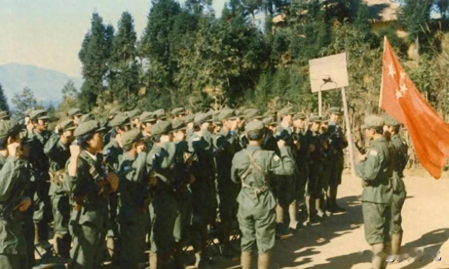 1979年2月25日，43军129师385团4连指导员农志诚抵近隆柳，敌兵山下嬉