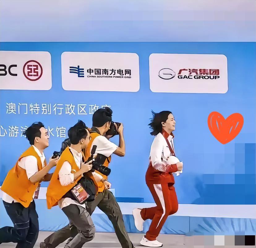 全红婵估计也没想到赛后这张照片会火出圈吧！乍一看就是获奖后的常规抓拍，可放大