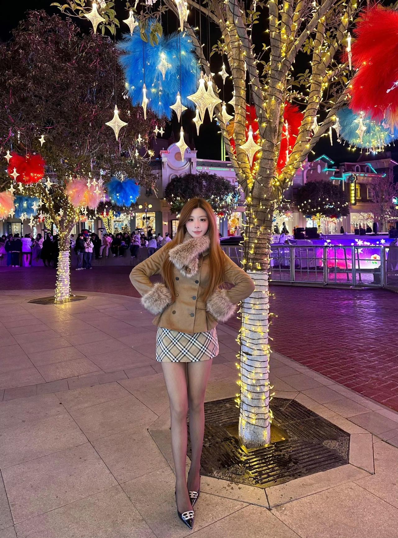 这套穿搭在灯光氛围里太有“甜贵冬日感”了！焦糖色毛绒领外套自带温暖贵气，格纹短裙