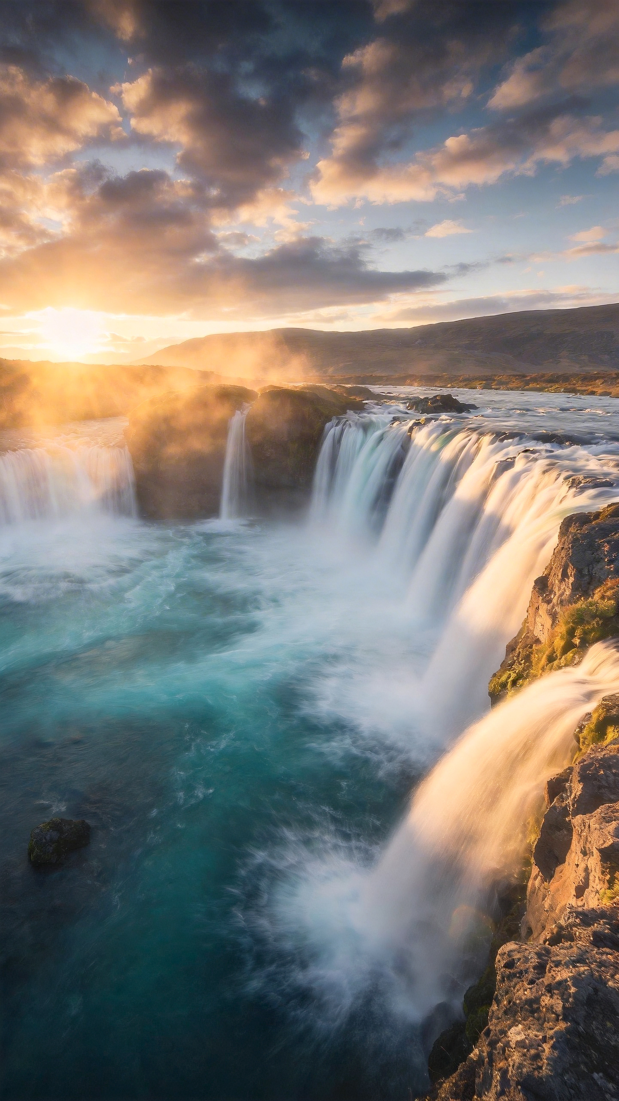 风起云涌处，众神静默时。每次站在冰岛Goðafoss前，都会被这种原始的生命力