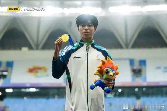 【王鹏博创造了男子跳远世界少年U18最好成绩打破田径运动会纪录】2026年8月24日，第二届全国青少