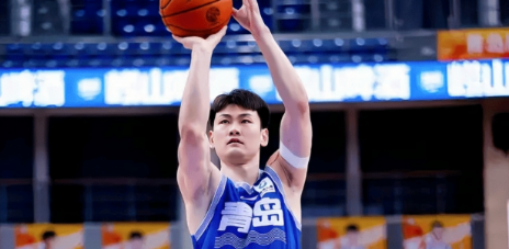 青岛男篮将和王睿泽赵嘉义等球员续约。据青岛男篮队记杜金城透露，青岛男篮将和王睿泽
