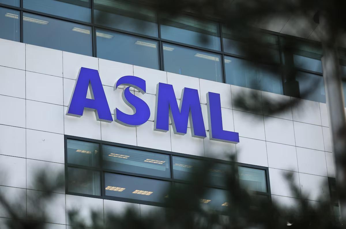 【美国方面告知ASML，担心其一台芯片制造设备可能在中国】（路透社