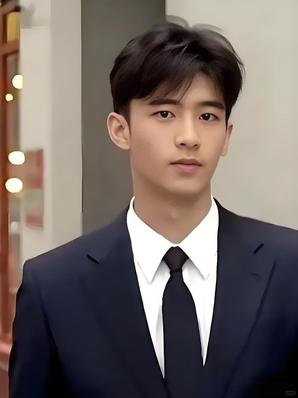 父亲丢掉的面子，母亲失去的尊严，都被谢振轩这个帅气儿子捡回来了。18岁，完