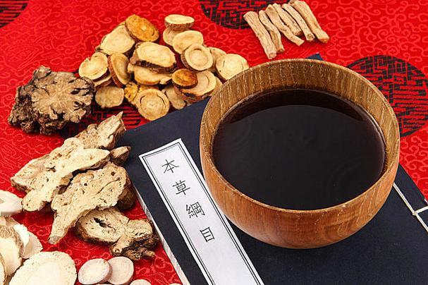 人老先老腿，一张养筋汤，治膝关节疼，腿脚僵硬！1随着年龄的增长，很多人出现腿脚无