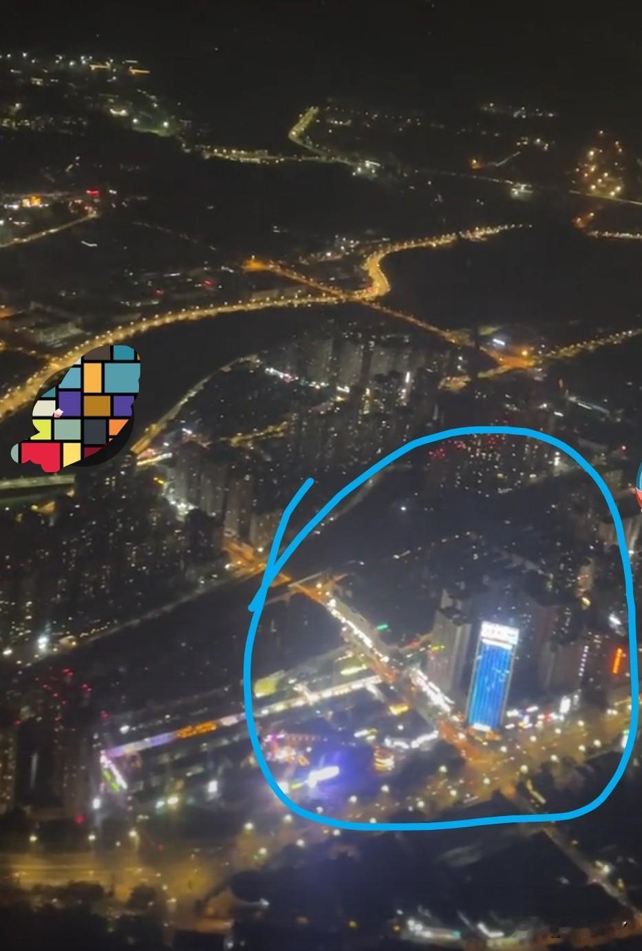 这个地方是四川一座城市的标志性建筑，这是从机场起飞后不久拍到的夜学，如果你能猜出