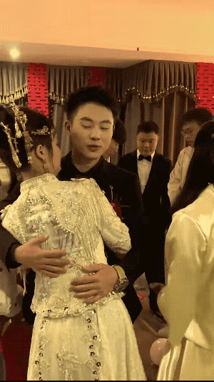 婚礼上新郎满眼都是新娘，爱意都快溢出来了，可新娘却格外清醒，悄悄用眼