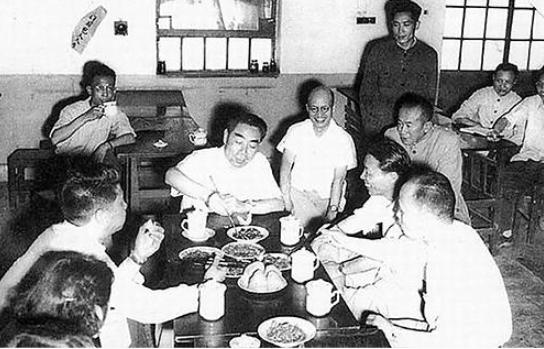 1959年5月28日，周总理到自己的母校南开大学视察的时候，当周总理来到学校食堂