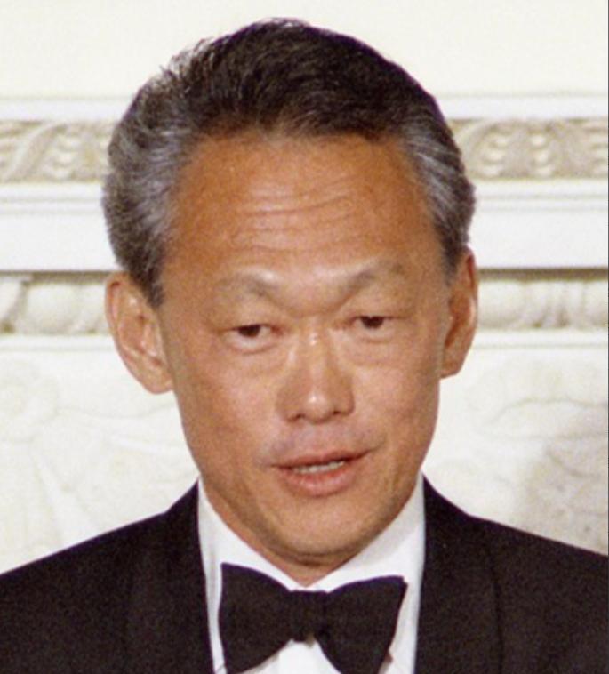 1965年新加坡脱离马来西亚后，华人商会组团游说李光耀，希望将汉语作为国语，而李