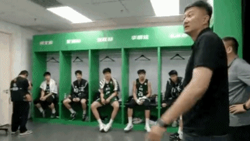 广东实验中学男队79：75赢清华附中，首次夺得耐高冠军，杜锋和郭艾伦各种鼓劲