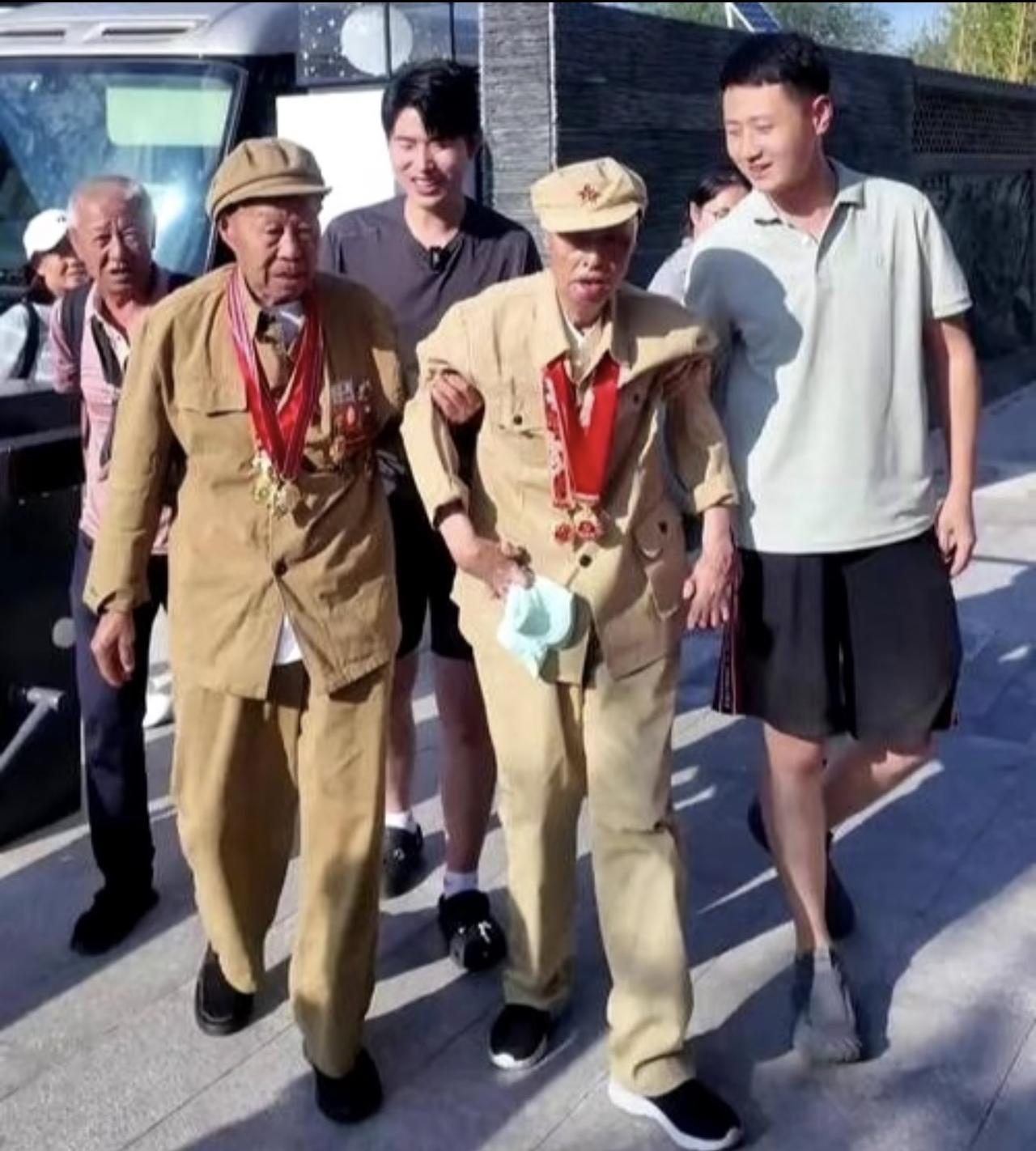 没想到两个在朝鲜战场一起拼过命的老战友，失联70多年居然还能再聚首。93岁的赵连