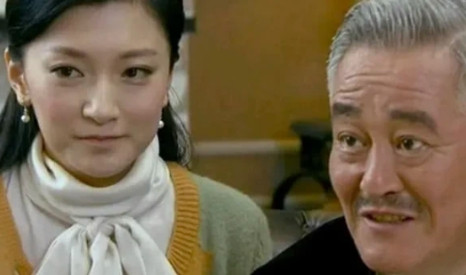 2004年，赵本山在辽宁电视台和一位领导谈业务时，无意间看到一位穿着时尚，长相清