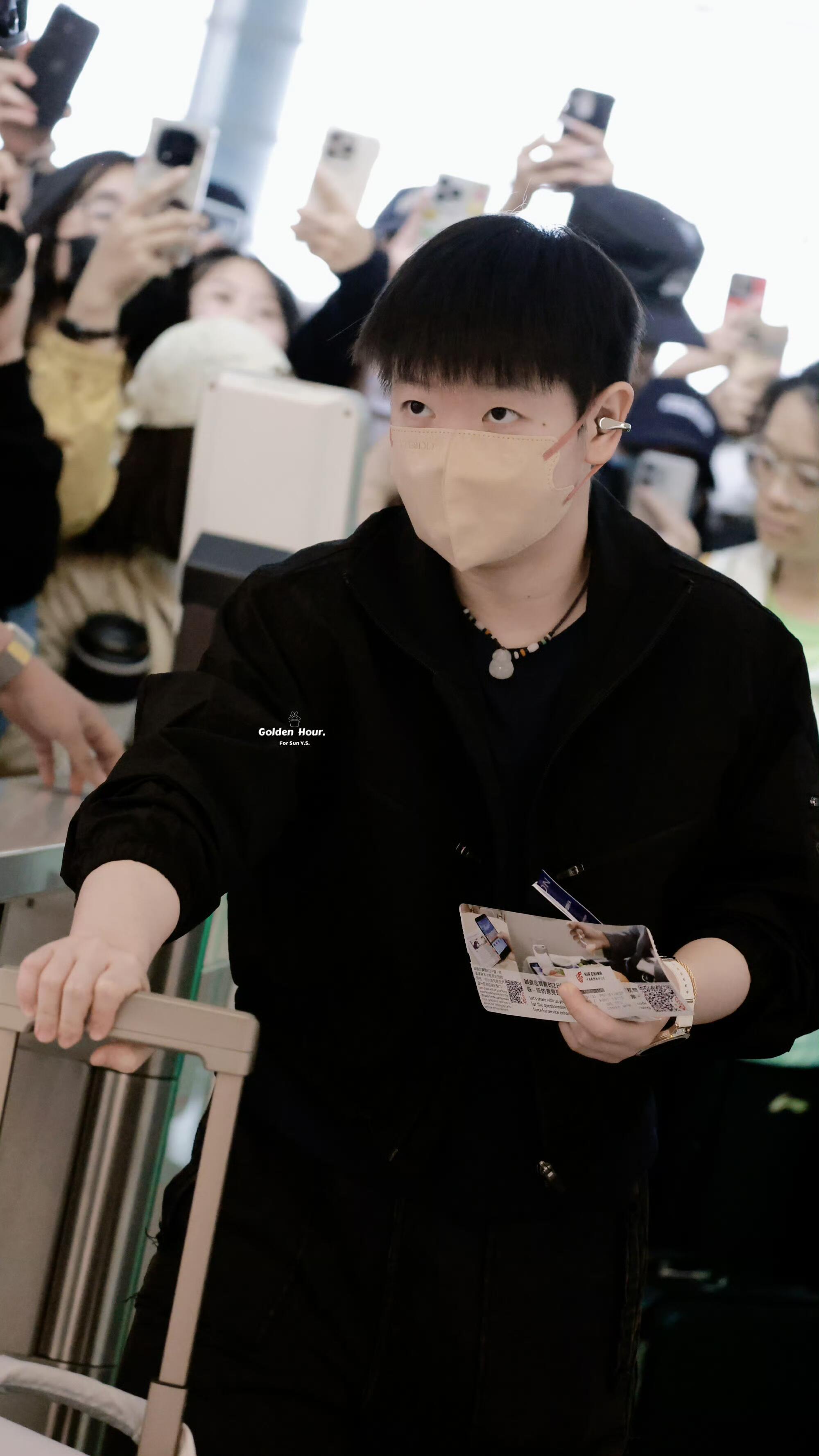 孙颖莎酷girl发发今天莎莎出发澳门的穿搭吧帅帅的，干净利落！！！非常nice