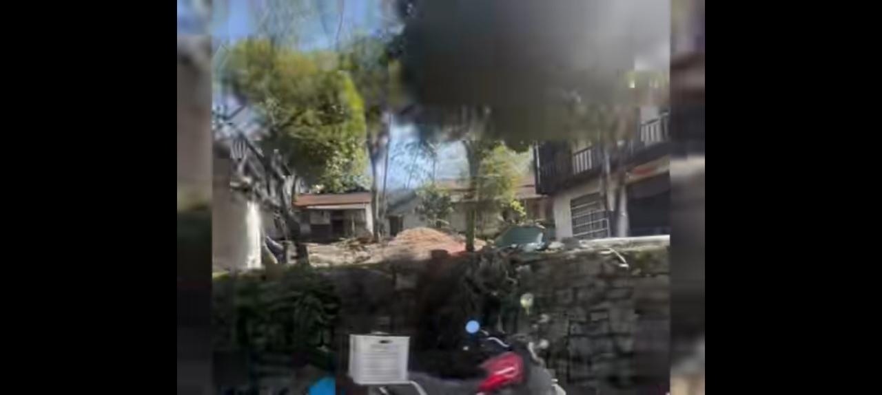 张雪机车夺冠，古宅一夜翻天。当地政府用极高的效率修缮公路，推土机一往无前，大挖