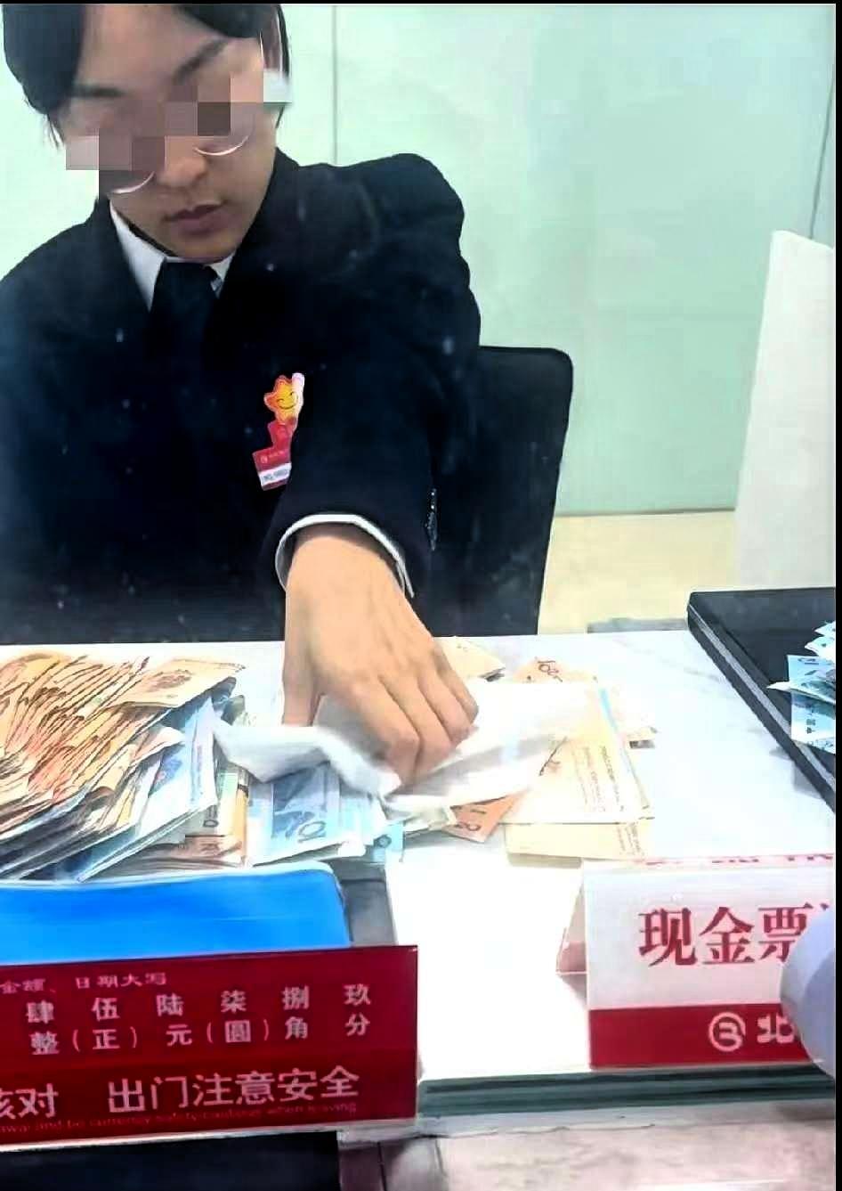 一张纸巾，把银行的体面撕开了柜台前那一幕，其实很短。一段银行柜台办理业务