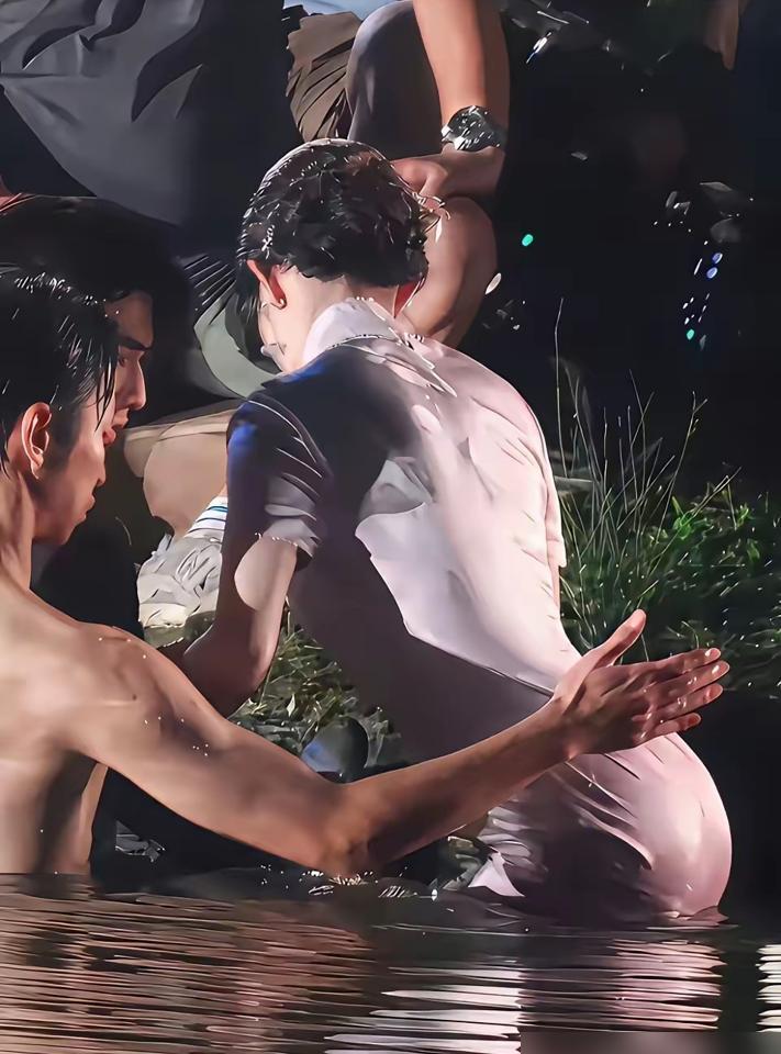 全网黑了三年，王楚然就靠春晚那20秒，真把口碑给逆转了？这事儿可没你想的那么简