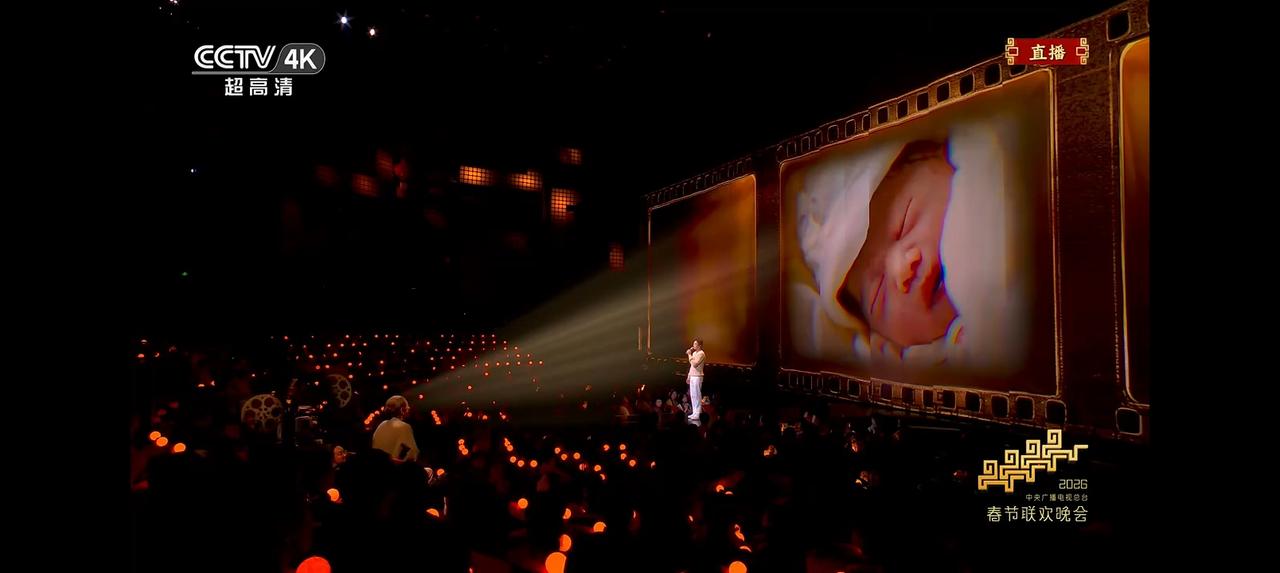 邓超这个节目有瑕疵？——春晚上，邓超唱了一首歌，《妈妈有座电影院》。现场有电影