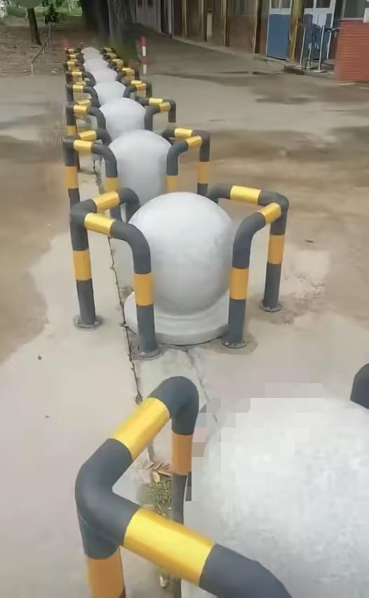 学校门囗原先装了石墩，为的是防护学校安全，新校长来了后视察了学校安全，发现接孩子