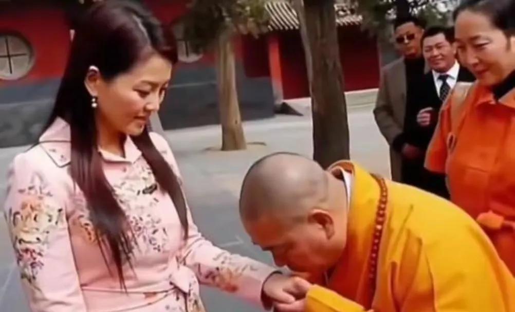 释永信亲吻李湘之后！隔年王诗龄诞生，这是佛祖显灵赐福不？李湘穿着丝袜采访释永信