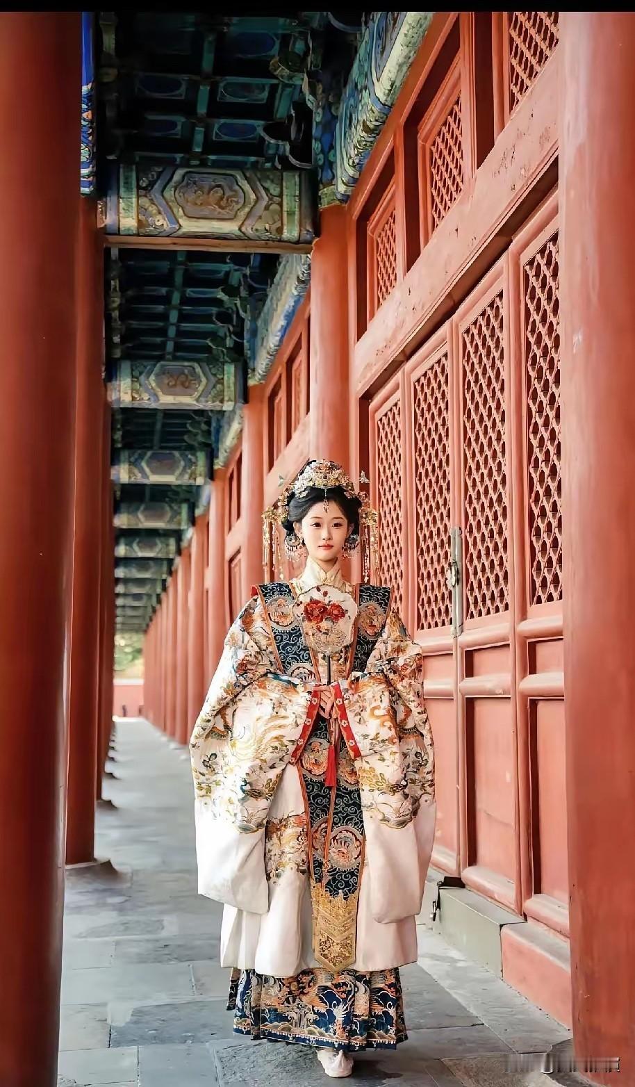 这趟去北京故宫溜达，心里总算舒坦了。满大街全是“格格”“阿哥”的奇怪样子，总