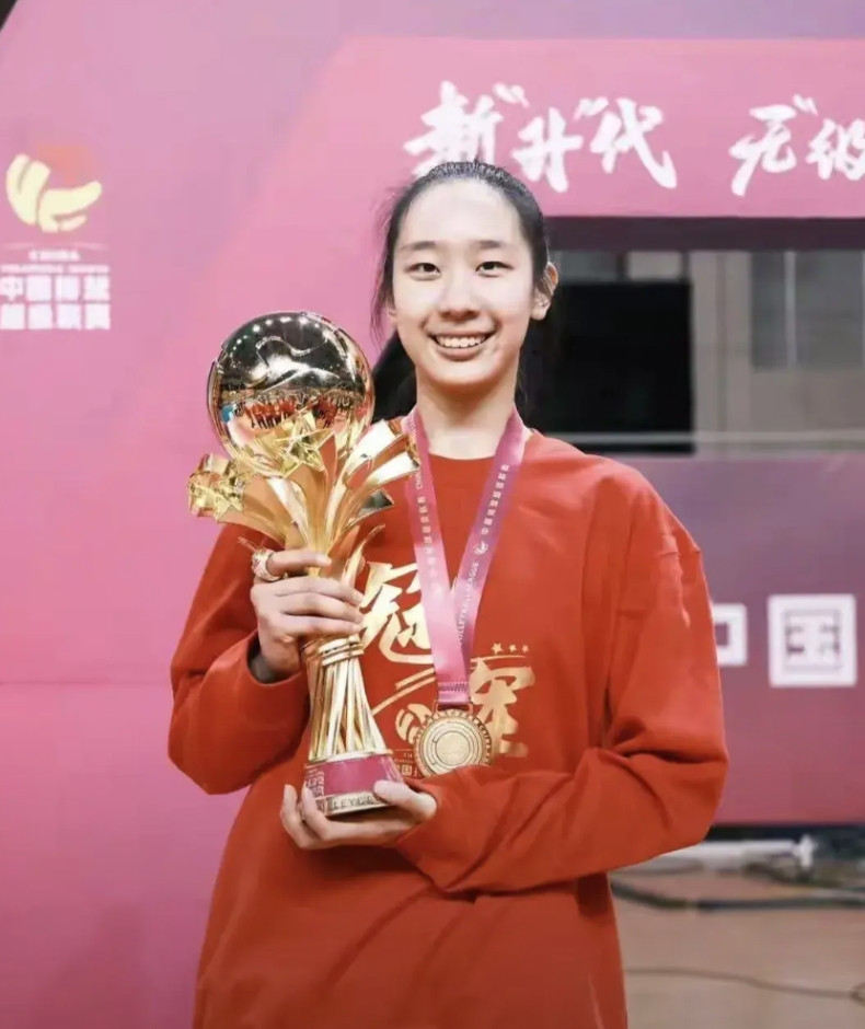 必须重点培养万梓玥，因为她是现国家队中唯一的正牌大副攻！大家都知道，本届国家队