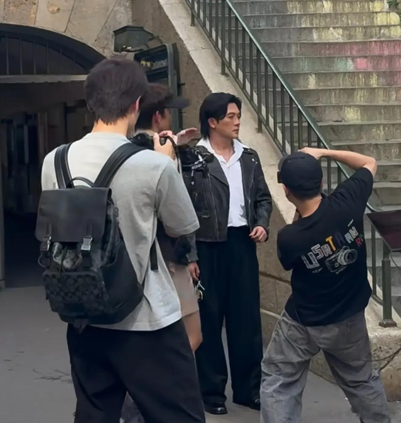 苏有朋现身巴黎参加活动，这直接堪称“换脸”啊，走在街上都不敢认了！