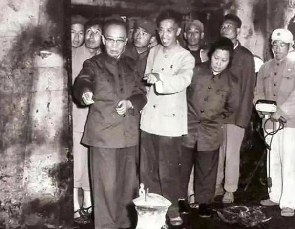1956年，郭沫若组织考古人员挖了明定陵，可在后来的20年里，妻子和2个儿子接连