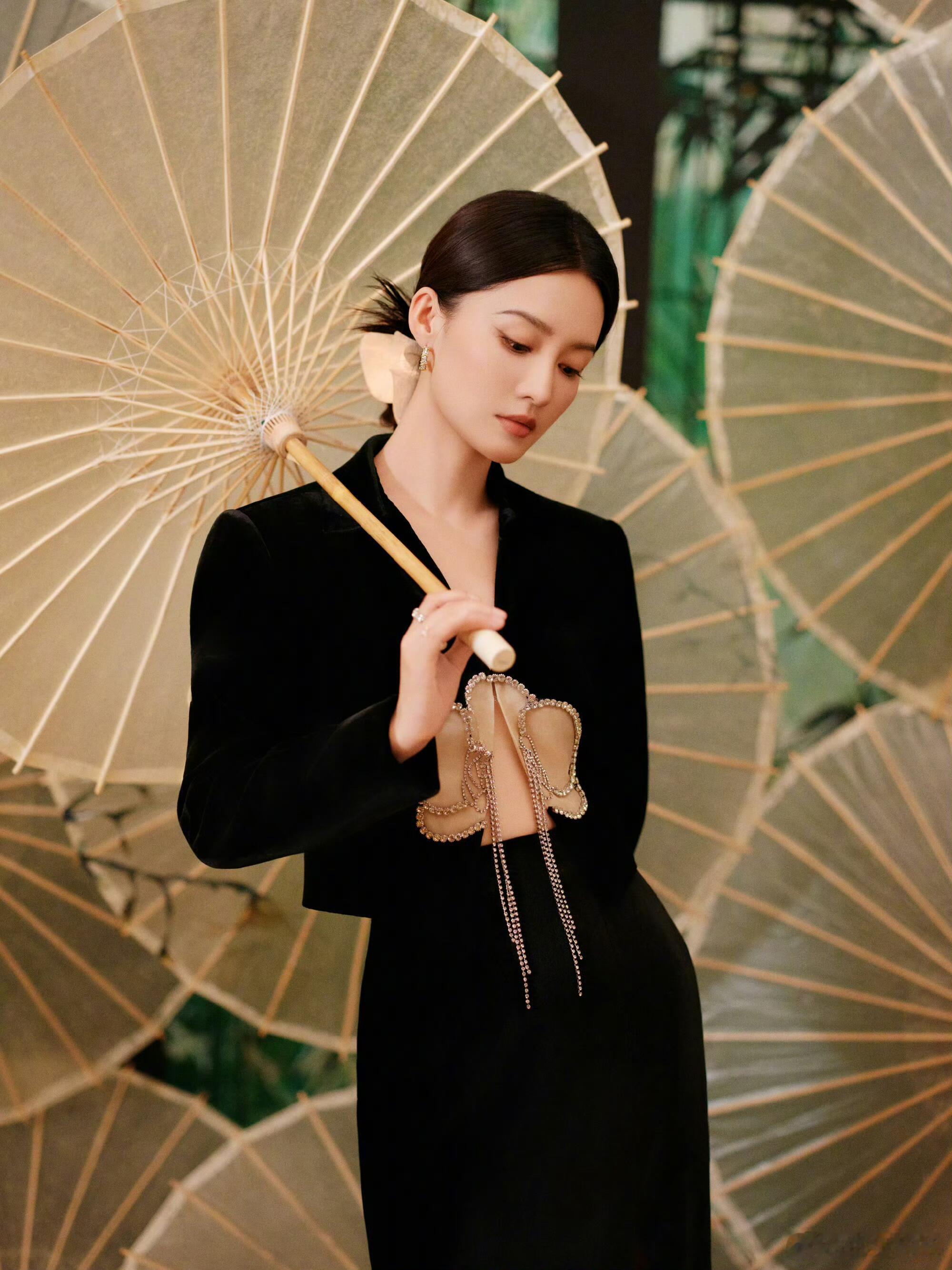 李沁造型师上热搜后立马换衣服了李沁本身就是古典冷清的气质偏多一些，简简单单的造型