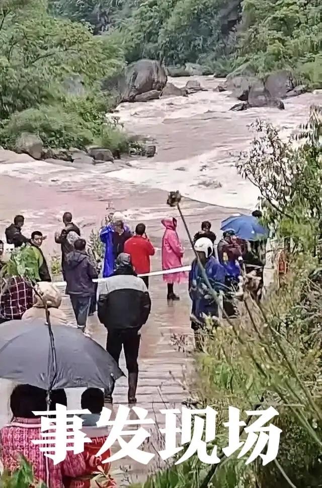 41岁父亲接娃放学，无视全村人劝阻硬闯漫水桥，父子3人全部遇难！四川屏山这起