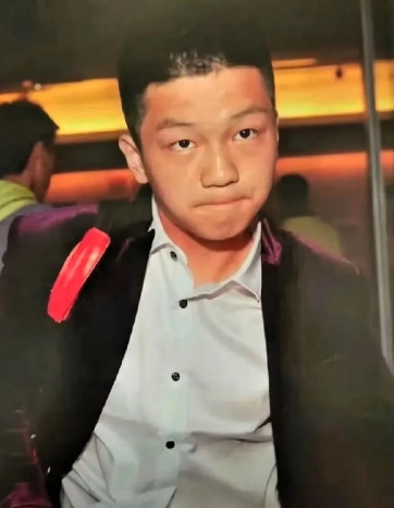 网友们太有才了，整理出樊振东从前留过的发型，看到东东以前的可爱模样，真是要笑发财
