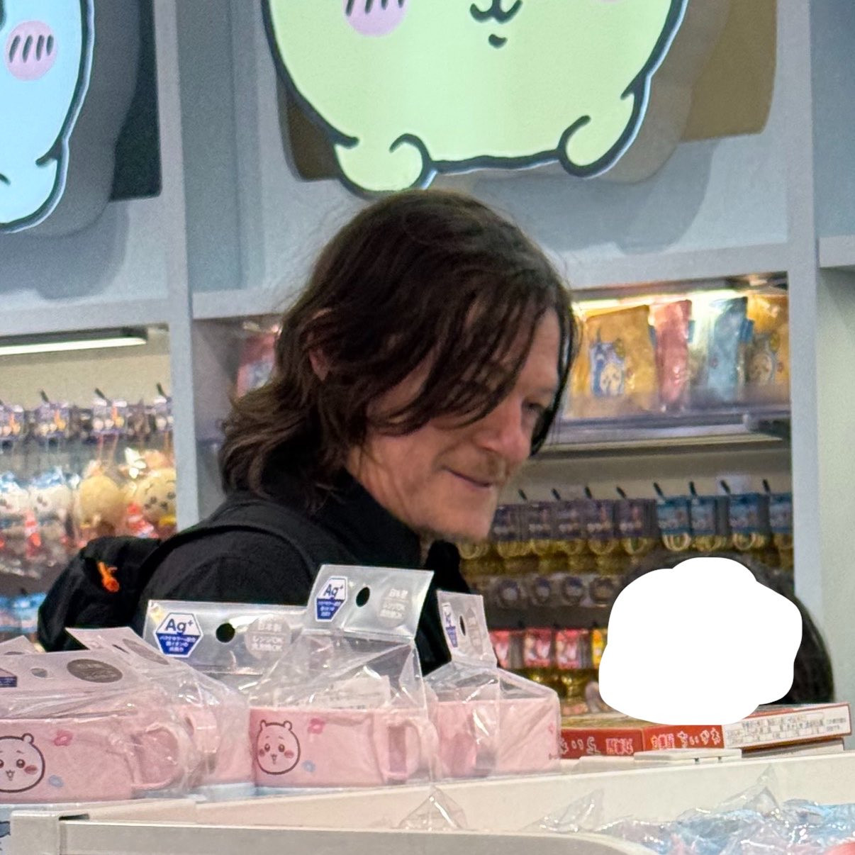 弩哥NormanReedus现身日本表参道一间卖吉伊卡哇周边的商店内