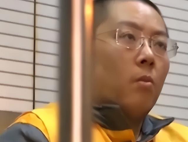短短18个月就挥霍掉380多亿公款，平均每个月烧掉20多个亿，不仅买空奢侈品店，