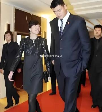 外人都觉得，姚明娶了叶莉，是坐拥佳人、尽享福气，可只有他们自己知道，褪...